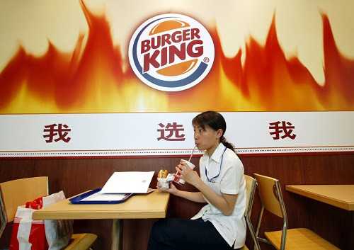 1462 a chinese customer eats a burger at a burger king