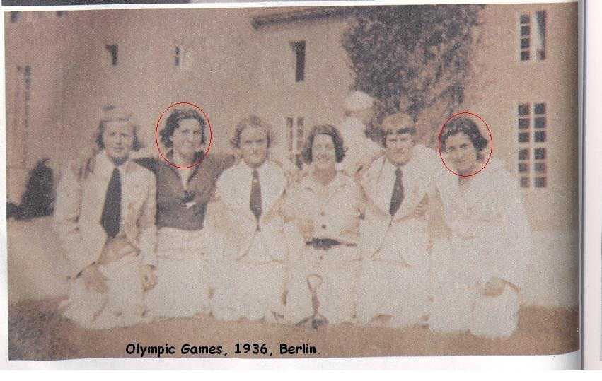Two female participants of Olympics from Turkey with other fencers, 1936. Image courtesy Sertac Sehlikoglu