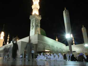 medina mosque prophet courtyard
