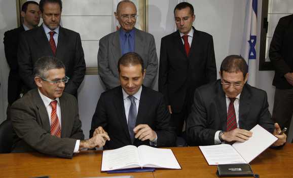 Ktorides, chairman of DEH Quantum Energy, and IEC Chairman Ron-Tal sign a memorandum in Jerusalem