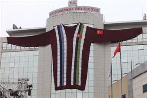 Turkey : Istanbul creates world’s largest sweater