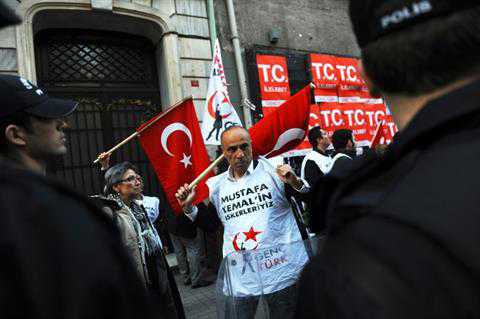 A Turkish nationalist surrounded by Turkish riot police waves the national flag of Turkey during a protest against the Turkish government peace plan with the outlawed Kurdistan Workers' Party (PKK) on April 20, 2013 on Istiklal Avenue in Istanbul. AFP PHOTO / BULENT KILIC Read more: (The Daily Star :: Lebanon News :: http://www.dailystar.com.lb)