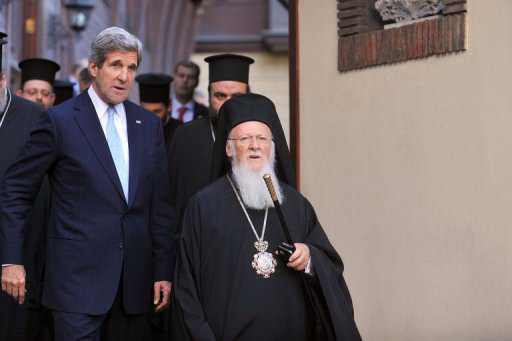 US Secretary of State John Kerry (L) meets with Ecumenical Patriarch Bartholomew I, on April 21, 2013, in Istanbul (AFP, Ozan Kose)