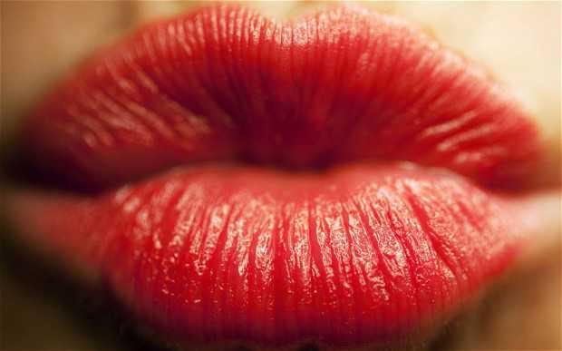 Turkish Airlines bans bright lipstick on hostesses