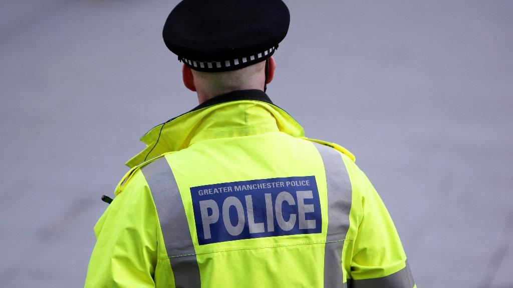 UK: Man stabbed after confronting group