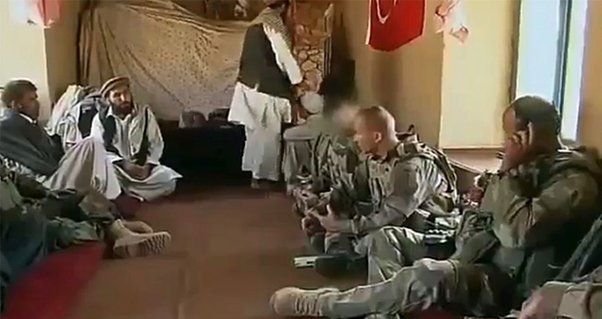 afhan evinde turk askeri ve bayragi