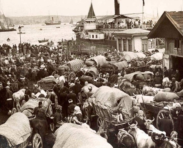 Muhacir refugees escaping from the 1912–1913 Balkan war waiting at the quay of Ottoman Istanbul