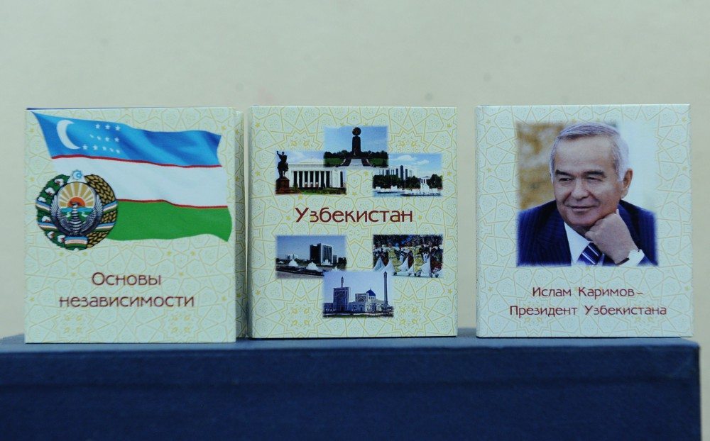 В Баку изданы миниатюрные книги об Узбекистане