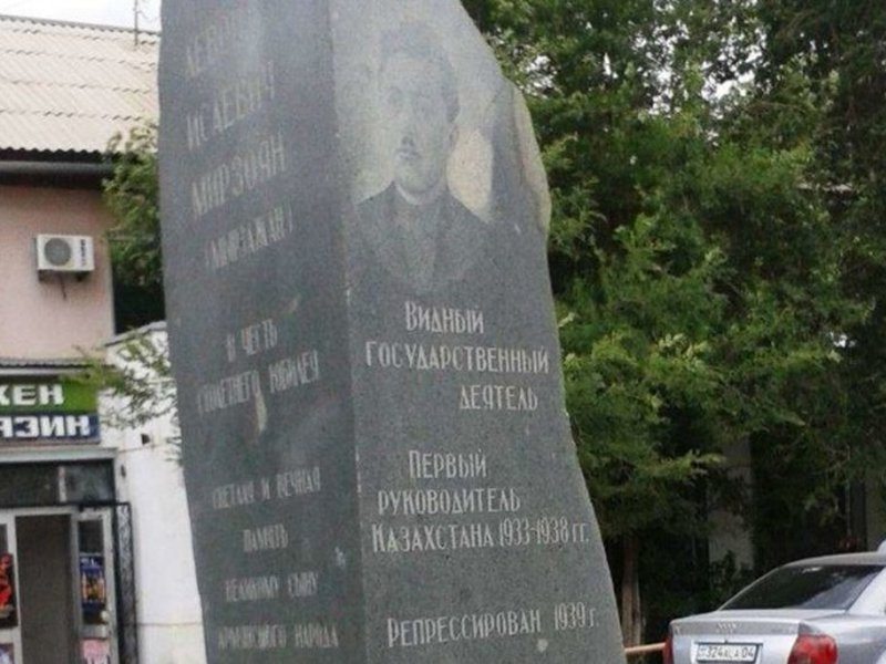 В Актобе с новой силой разгорается скандал вокруг памятника коммунисту Левону Мирзояну