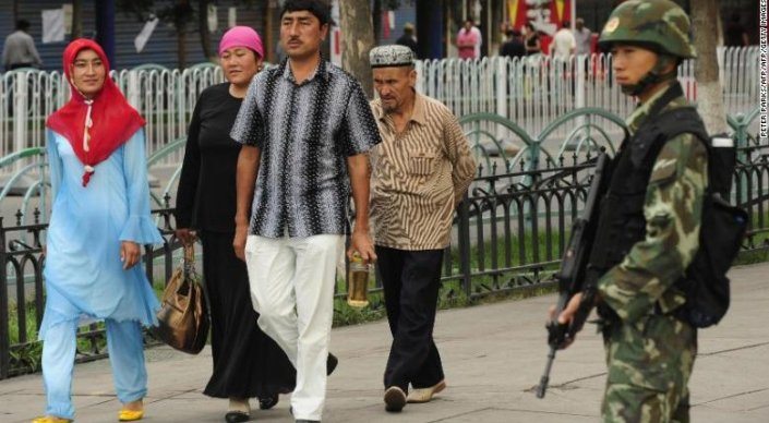 В китайские «лагеря перевоспитания» вновь набивают тысячи уйгуров