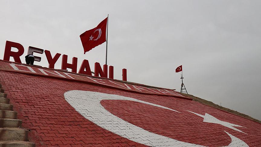 На холме у границы Африна выложили большой флаг Турции