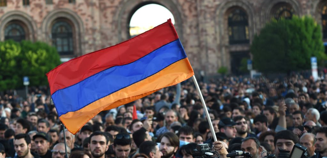Сиреневая революция в Армении: Саргсяна дожимают на уступки