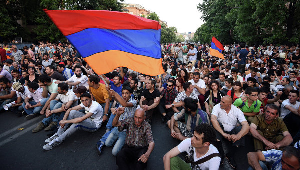 Армения на краю беспрецедентной революции