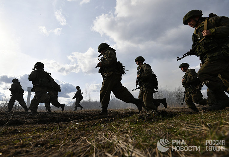 Репортаж о том, как российские вооруженные силы перемещаются по миру