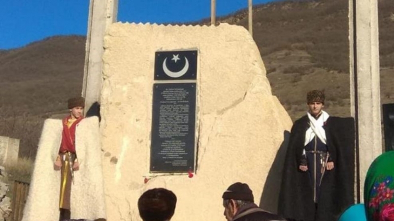 Кто причастен к изменению надписи на Стелле , поставленной в Дагестане в честь турецких воинам