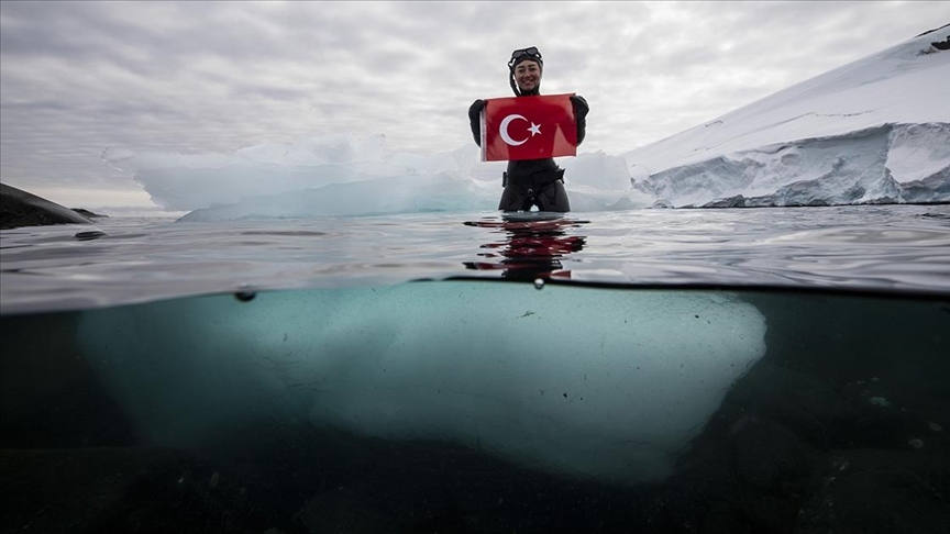 Турецкая спортсменка вновь совершила погружение в Антарктике