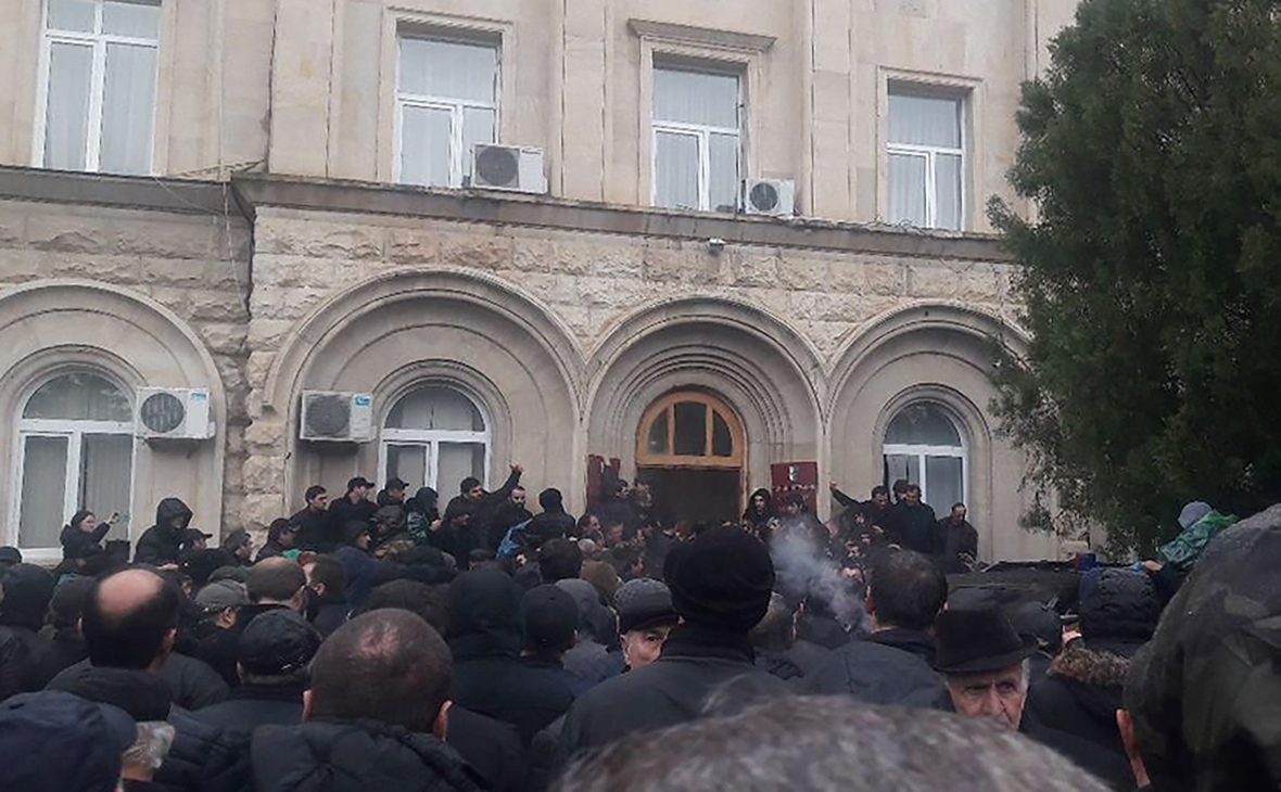 Протестующие в Абхазии захватили президентский дворец. Даешь «мандариновую революцию»!