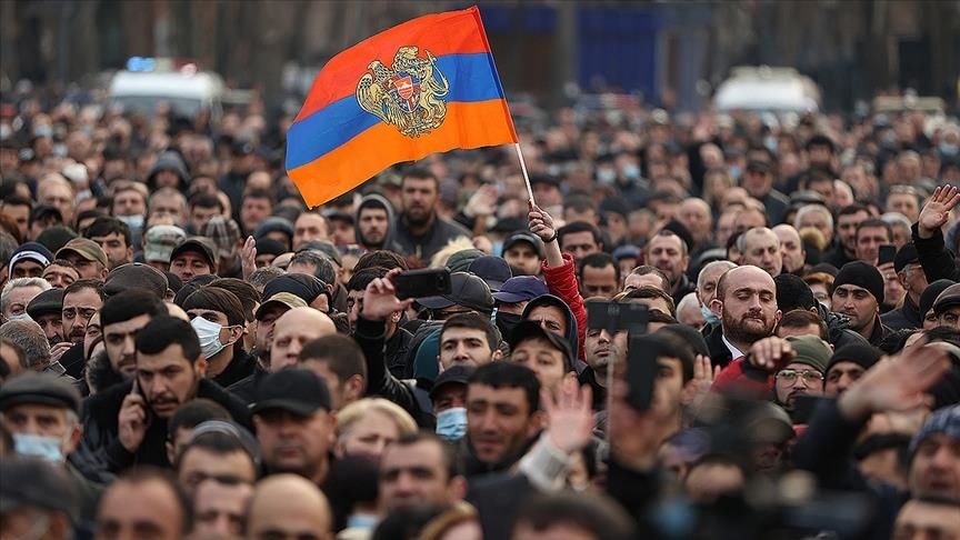 Разгром Армении в 44-дневной войне столкнул армию лицом к лицу с премьером Пашиняном