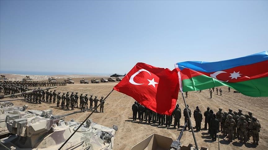 Армию Азербайджана к войне подготовили ВС Турции — глава Минобороны