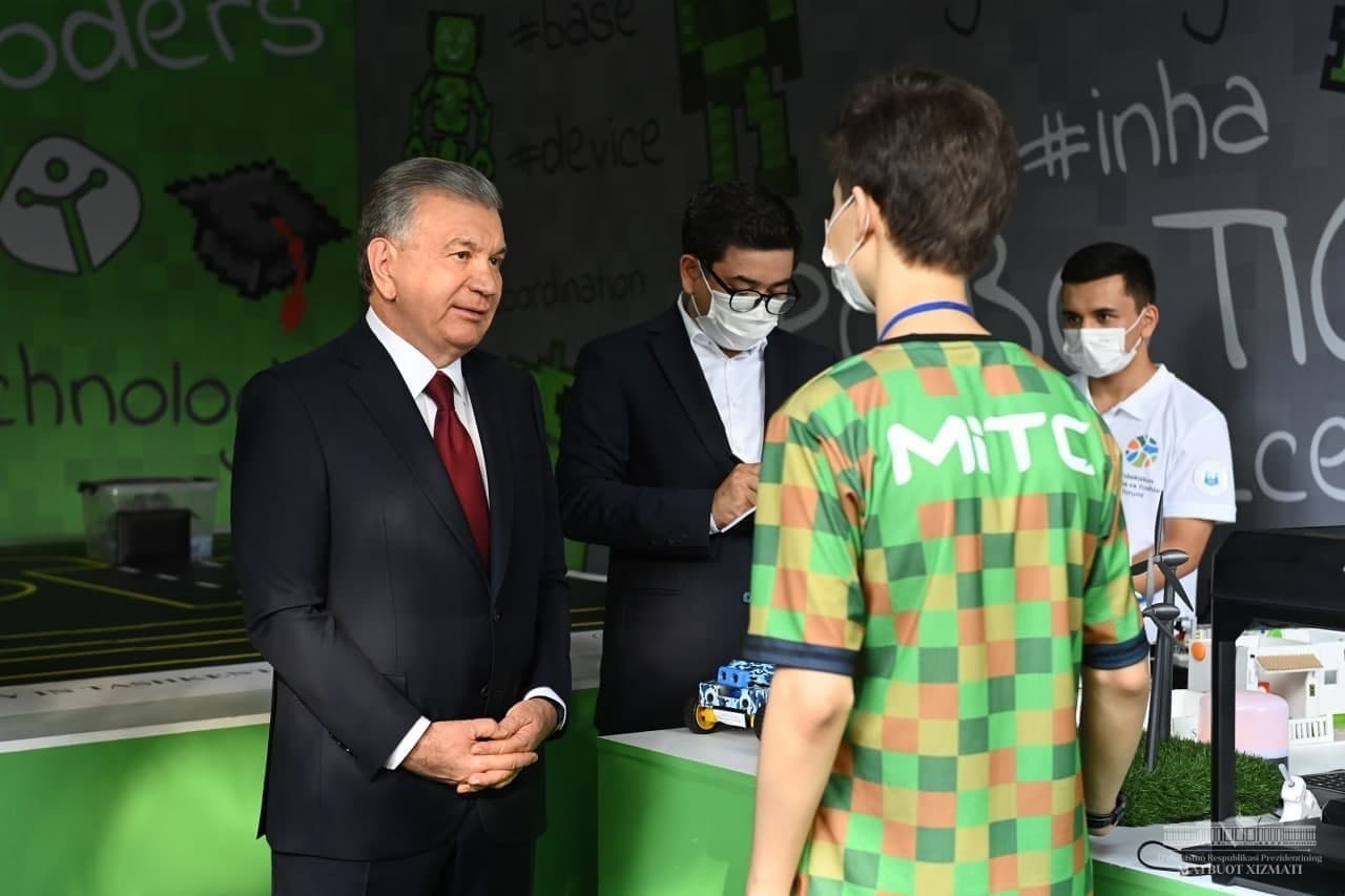 Президент Узбекистана принял участие в Форуме молодежи и студентов