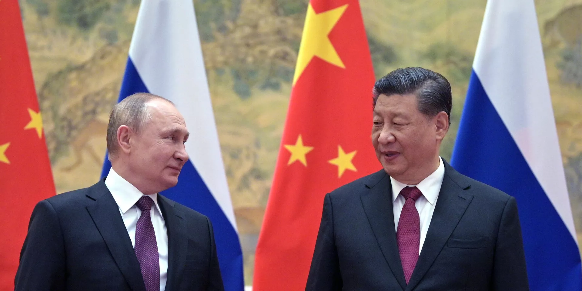 Аналитики считают, что Россия, вероятно, увеличит резервы в юанях на фоне западных санкций￼