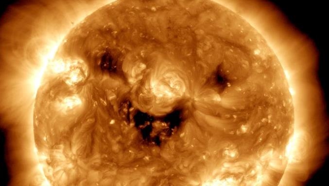 NASA опубликовало «улыбку» Солнца