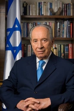 Peres: İran hükümetine karşı mücadelenin, ülkenin nükleer programından çok daha önemli