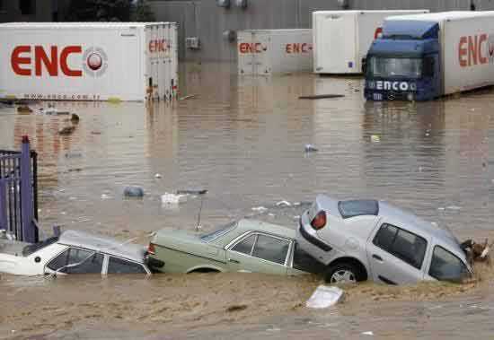 Bir damla dahi yağmur yağsa trafiği felç olur İstanbul’un. Altyapı sorunu her yağmur yağdığında karşımıza çıkar. Ev ve işyerlerini su basar. - 37