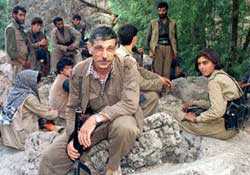 PKK terör örgütü militanlılarından birkaçı iktidar partisinin, “Kürt açılımı” projesine destek vermek için dağdan inip teslim olmaya karar verdi. Verdi vermesine de eğer teröristler muameleden memnun kalmazlar ise desteğe son verirlermiş. - 168954