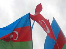 Bakü’de Türk Bayrakları indirildi