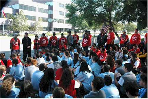 Chamlian öğrenci ve öğretmenleri AYF Protestocularını ziyaret ederken. Kaynak: asbarez.com