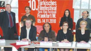 BU SENE 10. yılını kutlayacak olan Frankfurt Türk Film Festivali’ne Türk sinemasının unutulmaz isimleri Fatma Girik, Tarık Akan, Ekrem Bora ve Ediz Hun gibi isimler de misafir olacak. Festival ile ilgili Frankfurt CineStar Metropolis Sineması’nda düzenlenen basın toplantısında 5 Kasım’da Ferhat Göçer’in de bir konser vereceği kaydedildi. Frankfurt Türk Film Festivali Organizatörü Hüseyin Sıtkı, 5-14 Kasım tarihleri arasında gösterilecek Türk filmlerine vatandaşlarımızı davet etti. Frankfurt Filmevi Müdürü Ralp Förg Almanya’daki Türk gazetelerinin son yıllarda festivale büyük destek verdiğini belirterek, “Aynı duyarlılığı Alman gazeteleri gösteremedi. Bu konuda sınıfta kaldılar” dedi. Frankfurt’taki basın toplantısında Frankfurt Filmevi’nden Cihan Belgin Torun, organizatör Ayfer Arslan, CineStar Metropolis’ten Frank Kasper ve Berkant Kaçar da hazır bulundu. - frankfurt turk film