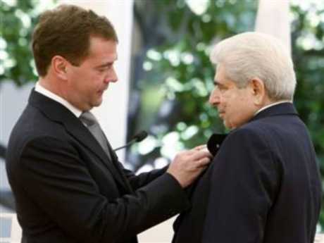 Tarihi ziyarette Rumlara açık destek veren Rus lider Medvedev, Kıbrıs sorununda dıştan hakemliğin sonuca aykırı olduğunu söyledi. Medvedev, Rumları 'tescilli dostumuz' şeklinde tanımladı. - medvedev hristo.hmedium
