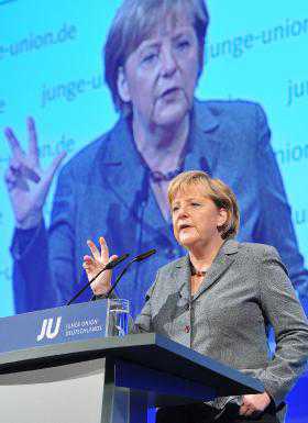 Almanya’da Müslüman göçmenlerin uyumuyla ilgili tartışmalar alevleniyor. Başbakan Merkel’in ülkede “çok kültürlülüğün başarısızlığa” uğradığını söylerken, ortağı Seehofer de “Almanya bir göç ülkesi değildir” dedi. - merkel