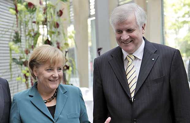Merkel’den Seehofer’e destek