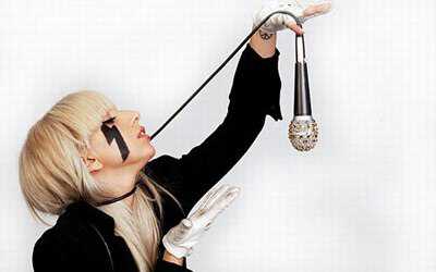 ABD Dışişleri'ne ait 250 bin belgelik tarihin en büyük istihbarat sızıntısını yayınlayan WikiLeaks'e dokümanları bir ABD askerinin Lady Gaga CD'si ile ulaştırdığı iddia ediliyor. - 291110 lady gag