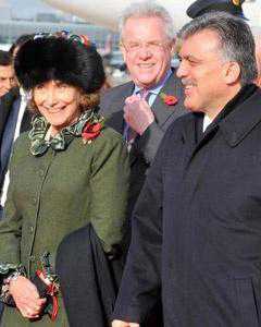 Cumhurbaşkanı Abdullah Gül, İngiltere Kraliçesi 2'nci Elizabeth'ten 2010 yılı “Chatham House Ödülü”nü almak üzere geldiği Londra'da Barones Rowlings tarafından karşılandı. - Abdullah Gul