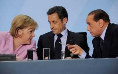 Yunanistan'ın başkenti Atina'da dün gün boyu devam eden bombalı paket paniği, gece saatlerinde İtalya Başbakanı Silvio Berlusconi'ye gönderilen paketin bulunduğu uçakta da yaşandı. Yunanistan Sivil Havacılık Dairesi, tedbir amacıyla yurtdışına posta ve paket gönderilmesini 48 saat süreliğine durdurdu. - Merkel Sarkozy Berlusconi
