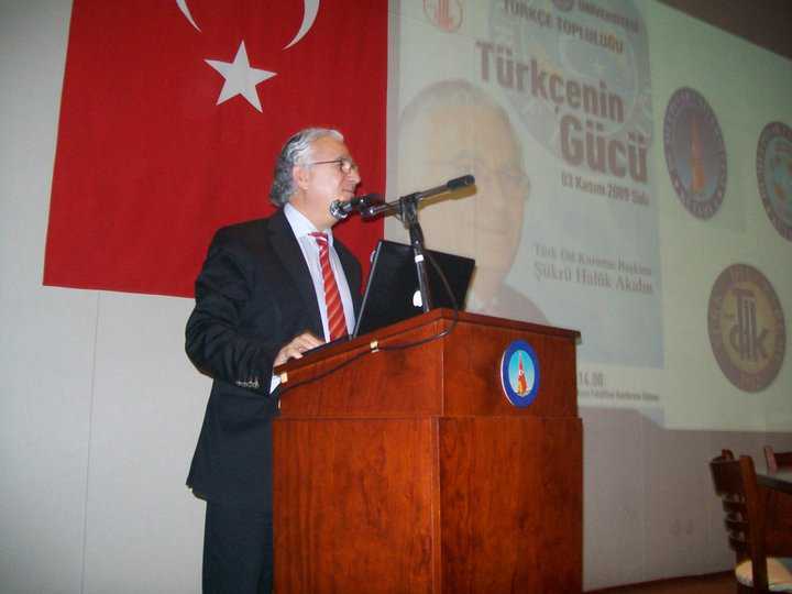 2010-01- Türk Dil Kurumu (TDK) Başkanı Prof. Dr. Şükrü Haluk Akalın, Türkçe'nin 2000'in ilk yüzyılında yok olacağı yönünde felaket senaryoları yazanların yanıldığını ifade ederek, ''Türkiye'nin bölgesinde güçlü bir ülke olmasıyla birlikte Türkçe çekim merkezi haline gelmeye başladı'' dedi. - Turkcenin gucu