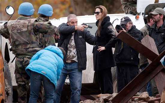 Oscar ödüllü Amerikalı oyuncu Angelina Jolie'nin Bosna'daki savaş yıllarında (1992-1995) geçen bir aşk hikayesini konu alan filmin Bosna-Hersek'teki çekimleri başladı. - jolie