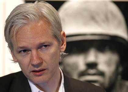 Irak ve Afganistan savaşlarına ait yayınladığı gizli belgelerle şimşekleri üzerine çeken, Wikileaks sitesinin kurucusu Julian Assange'ın başı dertten kurtulmuyor. İsveç'te bir savcı, tecavüz suçlamalarıyla bağlantılı olarak, Wikileaks sitesinin kurucusu Julian Assange'ı mahkeme kararıyla gözaltına alma girişimini başlattı. - leaks