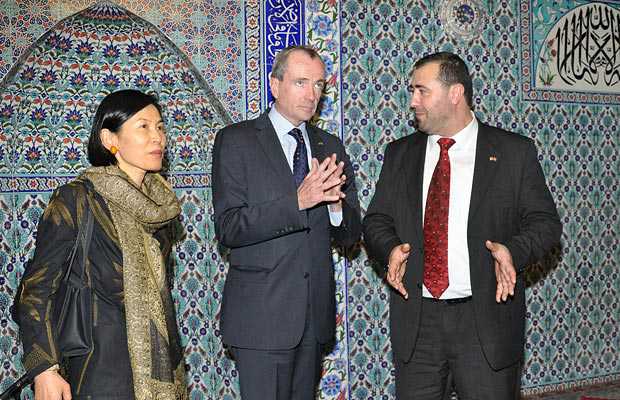 ABD'nin Berlin Büyükelçisi Philip D. Murphy, Hamburg kentinde Kuzey Almanya İslam Toplumu'na (BİG) bağlı Merkez Camisini ziyaret etti