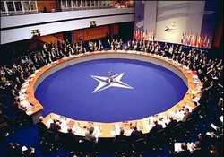 Lizbon’da gerçekleşen NATO zirvesi iyimser beyanatlarla bitti. Yeni bir stratejinin benimsendiği, AB ile ABD arasında beklenmedik konularda uyum sağlandığı, bunlarla bağlantılı ve en önemli olarak da Rusya’yla olan karşıtlığın ortadan kaldırıldığı dile getirildi. Bununla birlikte 1999 yılında hazırladığı bir önceki strateji konseptinin başarısızlığı ve bundan doğan sonuçlar yanında, NATO’nun bu zirvedeki iyimserliği oldukça aldatıcı görünüyor. - nato zirvesinde aslinda neler oldu