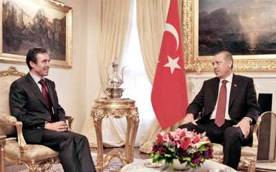 NATO Genel Sekreteri Anders Fogh Rasmussen Türkiye'ye füze kalkanı sisteminin kurulması ile ilgili Başbakan Recep Tayyip Erdoğan'la görüştüklerini, 19-20 Kasım'da Lizbon'da gerçekleşecek zirveye kadar konunun çözüleceğini söyledi. Moskova'da Ria-Novosti haber ajansında düzenlenen basın toplantısında konuşan Rasmussen, Türkiye'de kurulacak füze kalkanı ile ilgili aşamalı ve esnek adımlardan yana olacaklarını da belirtti. - rasmussen erdogan