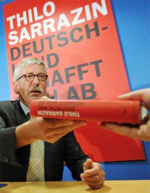 Almanya'da ırkçı söylemlerin yer aldığı "Almanya Kendini Yok Ediyor" kitabının yazarı Thilo Sarrazin, 3 Milyon Euro'ya yakın gelir elde etti. - 1712110 hota sarrazin12