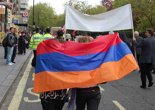 İngiltere'nin başkenti Londra'da Ermeni nüfusun yoğun yaşadığı belediyelerden Ealing Belediyesi, sözde Ermeni soykırımı iddialarını içeren tasarıyı kabul etti. - 1712110 hota soykirim12
