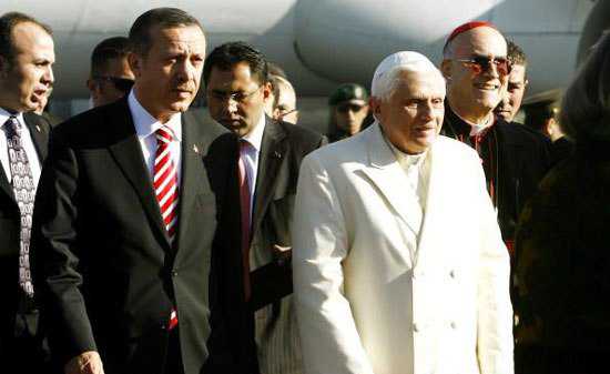 İngiliz Guardian gazetesi, Wikileaks'in yayımladığı son belgelerde, "Papa 16. Benediktus'un Müslüman Türkiye'nin AB dışında tutulmasını istediğinin" ortaya çıktığını yazdı. - tayyip papa