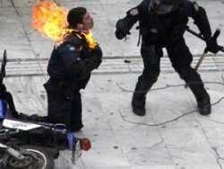 Atina karıştı: Polisi yaktılar