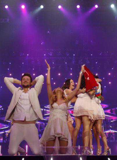Sahneye Türk Bayrakları ile çıktılar