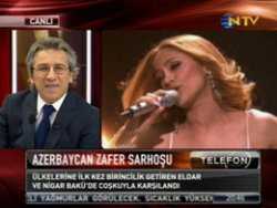 Star TV ekranlarında Can Dündar'ın sorularını yanıtlayan, sevinci ve heyecanı nedeniyle kendini ifade etmekte zorlanan Azerbaycanlı şarkıcı Nigar Cemal, Türkiye'nin elenmesine çok üzüldüğünü ve bunu içinden öyle geldiği için yaptığını söyledi. - Nigar sahneye neden turk bayragiyla cikti